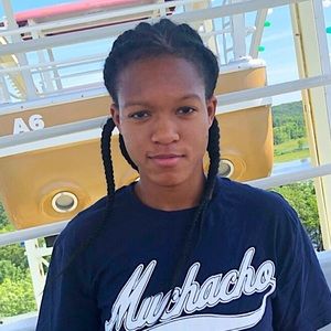 Meet your Posher, Nia